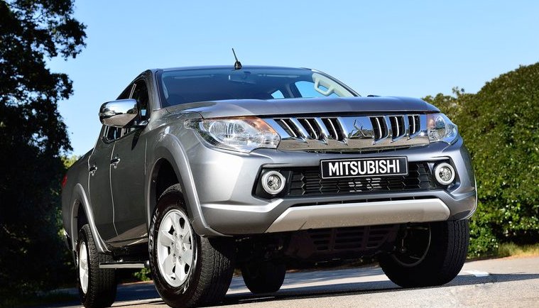 2015-Mitsubishi-L200-02